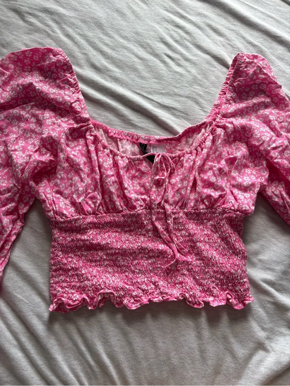 H&M Pink Floral Smocked Crop Top with Puff Sleeves - Picture 1 of 5